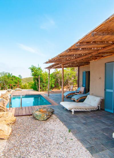 Terrazza con piscina, vista mare, atmosfera rilassante e natura intorno.